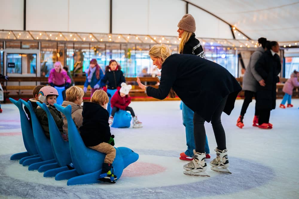 De coolste gymles van het jaar staat weer op het programma: schoolschaatsen!⁠💪⛸️
⁠
 Schrijf jouw klas of school in voor het (gratis) schoolschaatsen bij Schaatsbaan Rotterdam.⁠
⁠

👉 Vanaf maandag 27 oktober 2025 kunnen scholen al terecht op de Funbaan.

👉 Vanaf zaterdag 22 november 2025 gaat ook de grote 400-meterbaan open en kan er op beide ijsbanen geschaatst worden.